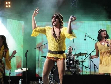 «Τσικάκια» θα αναστατώσουν την «Ακτή Ιππόκαμπος» - Ο Tonis Sfinos σε ένα μοναδικό show on the beach στην Βραυρώνα!